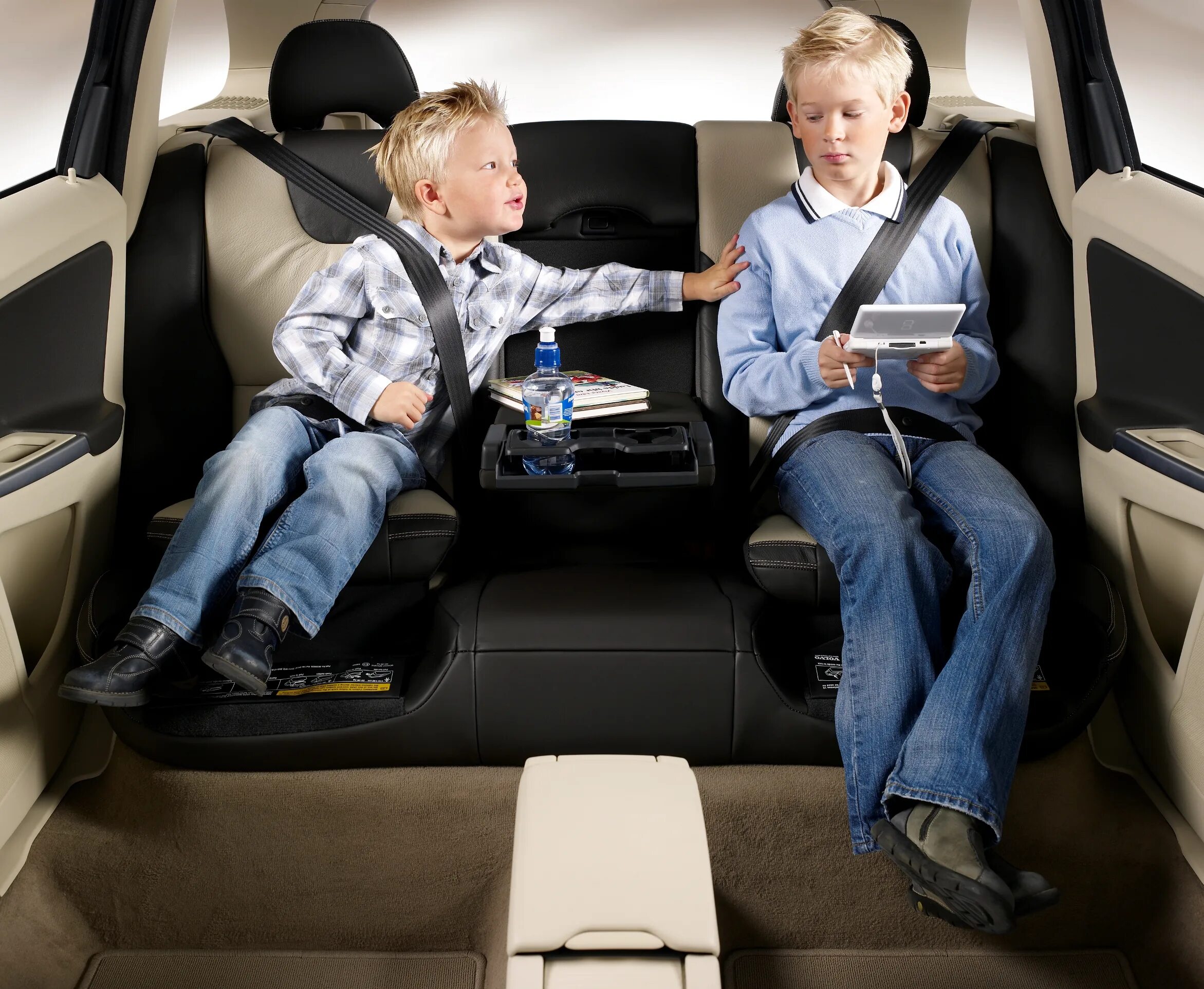 Безопасность ребенка на заднем сидение автомобиля. Ребенок в салоне автомобиля. Салон машины для детей. Автомобиль для детей. Пассажир автомобиля.