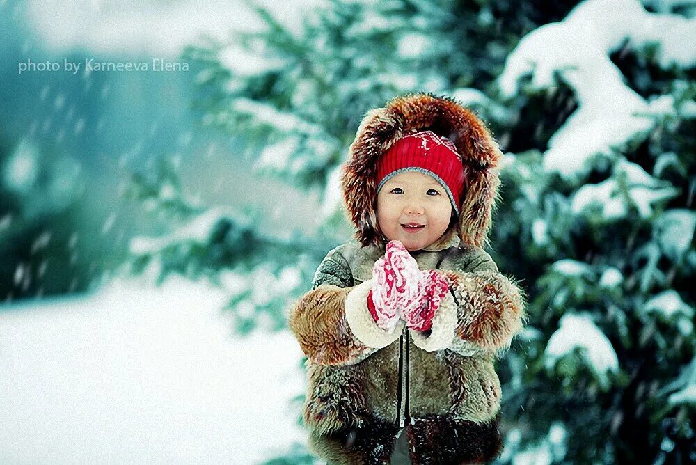 мальчик зимой. счастливые дети зимой. малыш зимой на прогулке. дети в снегу. дети на природе зимой.