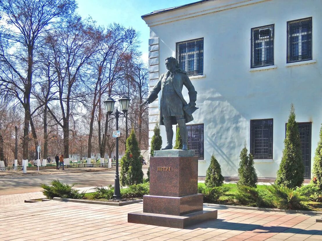 Г гагарин памятники. Город Гагарин памятник Петру 1. Памятники города Гагарина Смоленской области. Памятник Петру 1 в Смоленске. Гагарин Смоленская область памятник.