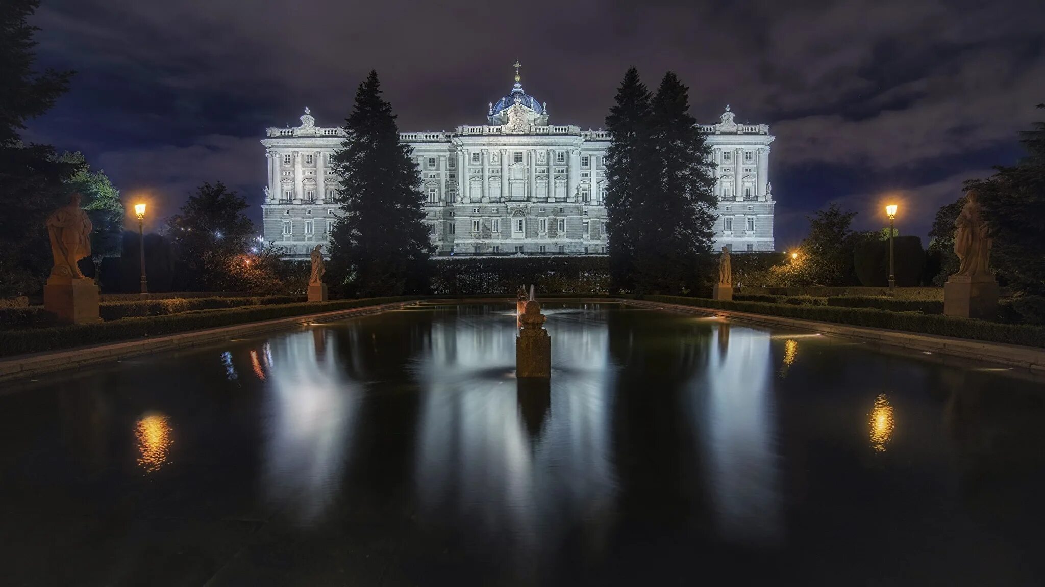 Ночь в мадриде. Мадрид город. palacio real de madrid ночью. дворец ночью. ночной город пушкин.