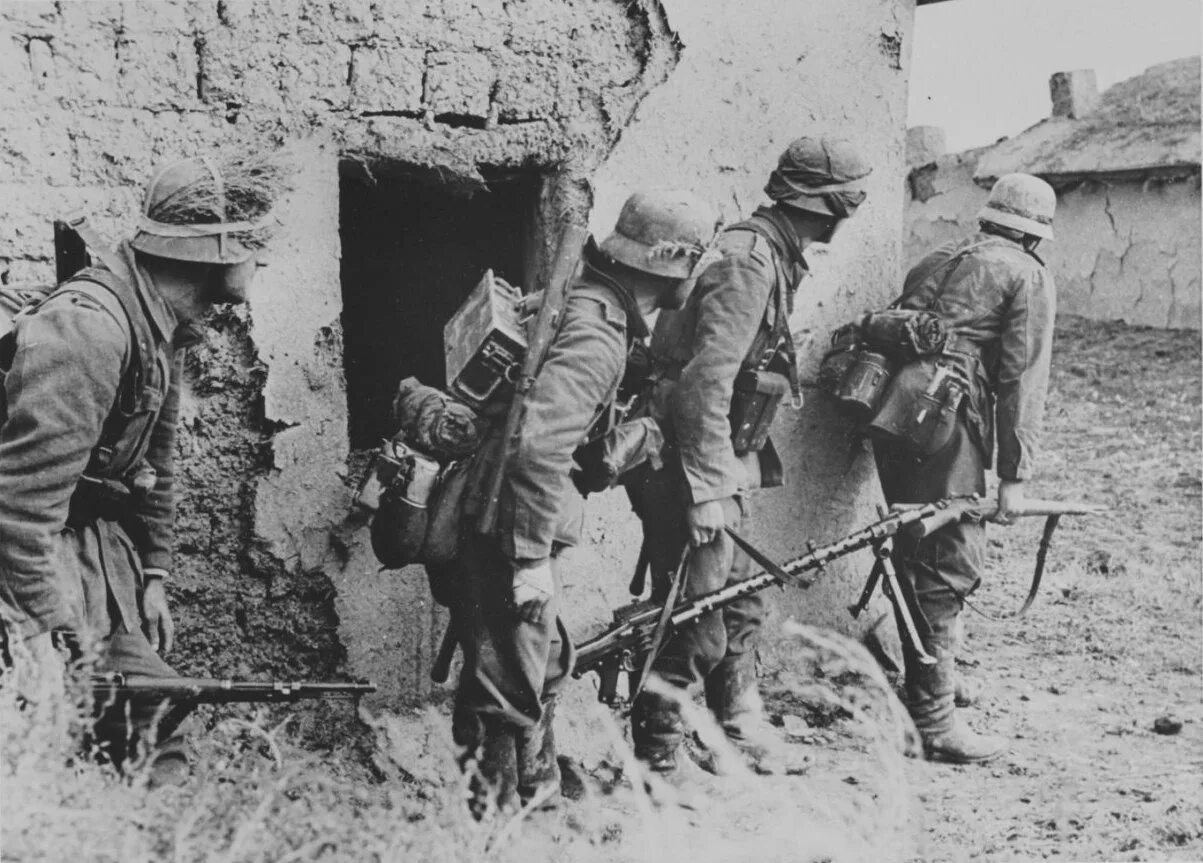 Вермахт в 1945 году. Немецкие солдаты ведут бой 1941. солдаты вермахта 1942 год сталинград.