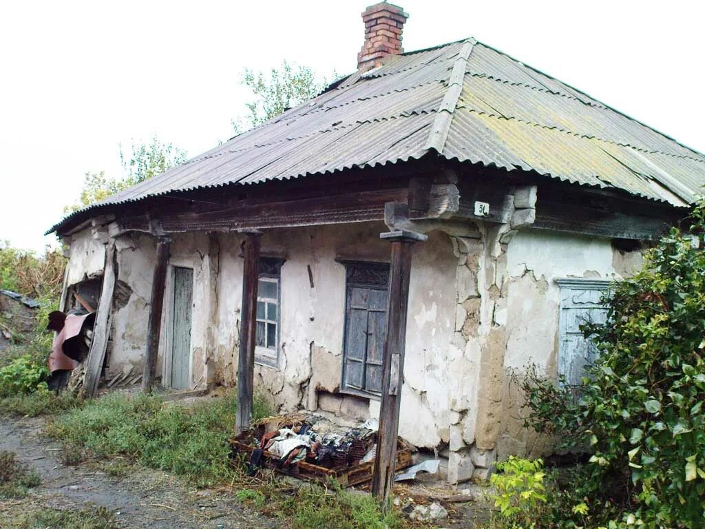 Разьебанная. Заброшенные украинские села. Украинские села разруха. Разваленная хата. Заброшенная хата.