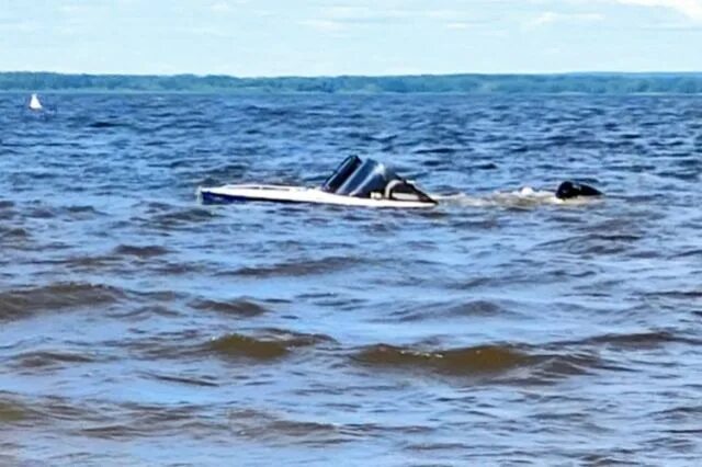 Утонул катер. Катер авария. Катер перевернулся. Катер тонет. Яхта тонет.