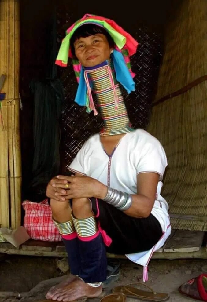 Длинная шея причины. Племя Падаунг Бирма. Женщины Жирафы племени Падаунг. Женщины племени Падаунг без колец.