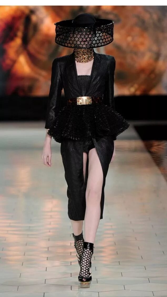 Mcqueen одежда. Alexander mcqueen одежда женская.