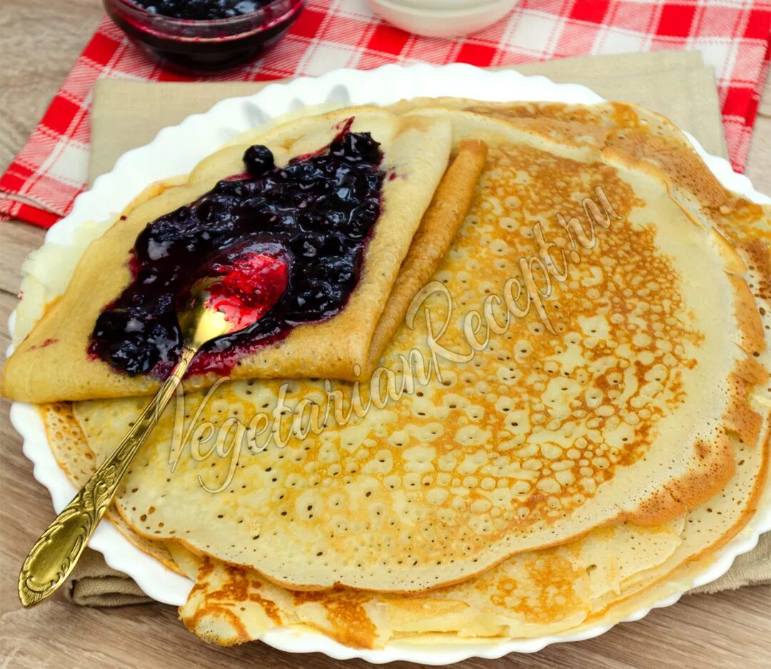 заварные блины на молоке. ажурные блинчики на кипятке. ажурные блинчики на белом фоне. вкуснейшие тонкие блинчики. блины на заварном тесте.