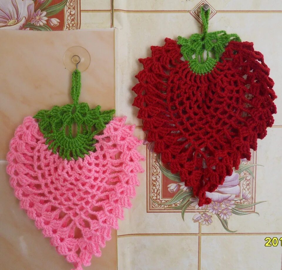 Вяжем прихватку ягодку крючком. Вязаная прихватка клубничка. Вязание крючком прихватки клубника. Прихватка ягодка. Прихватка клубника.