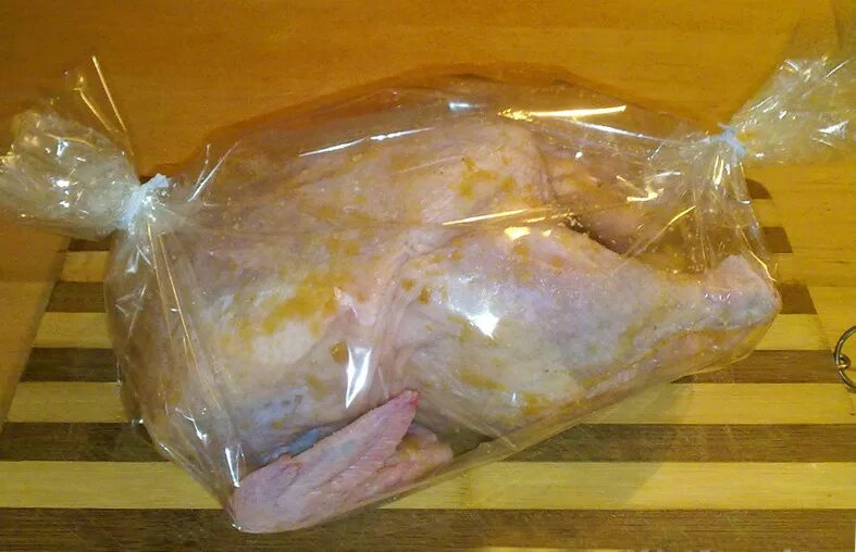 курица в рукаве температура. курица в рукаве. курица запеченная в духовке. курица в духовке целиком с хрустящей корочкой в рукаве. курица в рукаве для запекания.