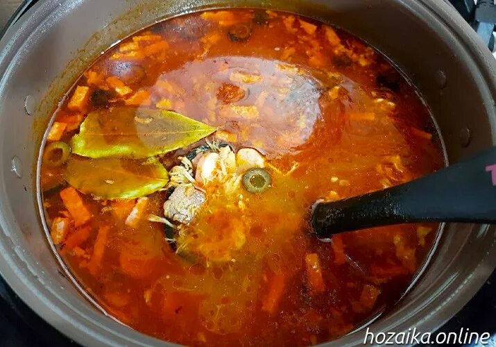 В солянку добавляют сметану