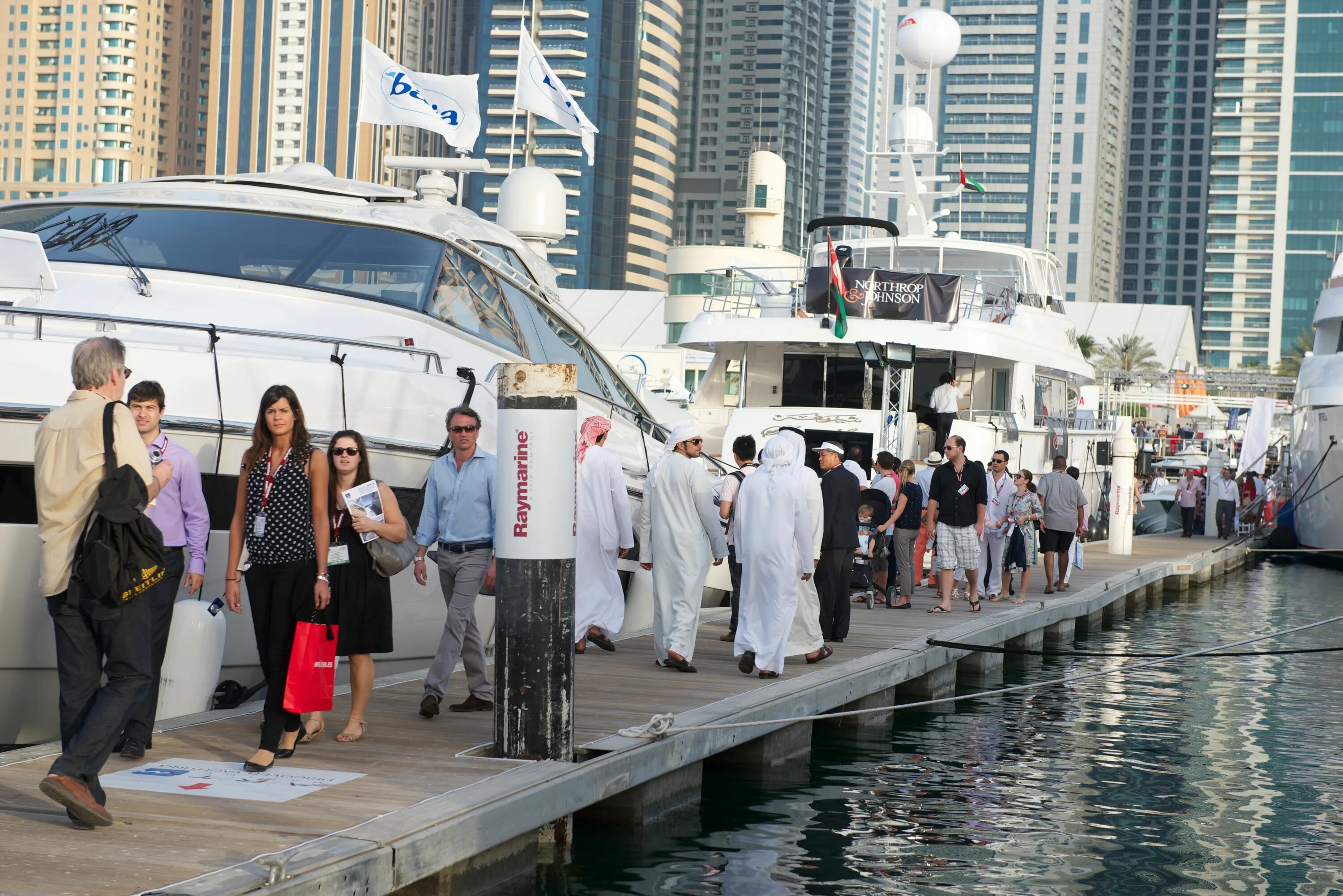 Дубай на четверых. Dubai International Boat show. Экскурсия мега яхта Дубай. Яхт шоу в Дубае. Дубай прогулка.