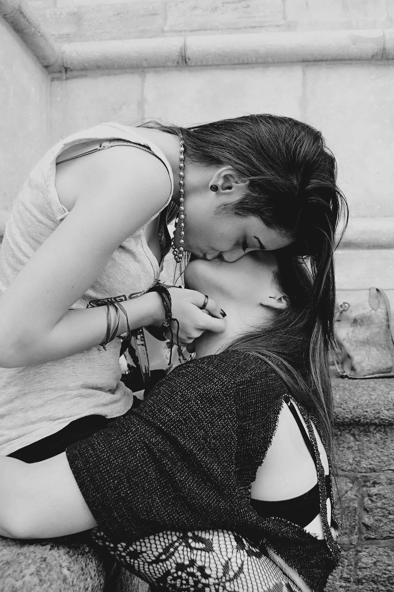 Lesbian новые. Любовь двух женщин. Поцелуй девушек. Поцелуй двух девушек. Девушка с девушкой.