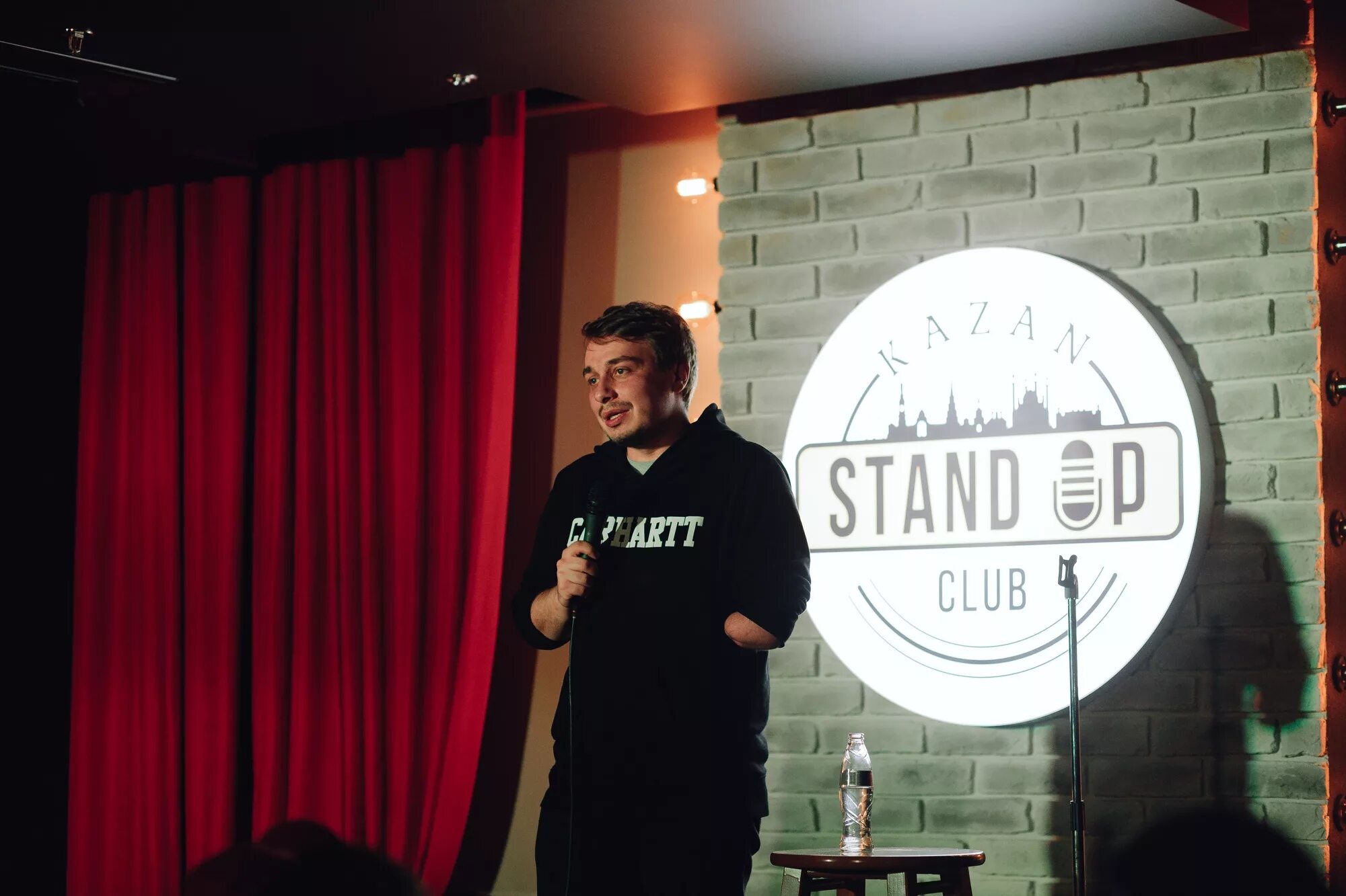 Стендап казань билеты. Казань Stand up Club Kazan. Стенд ап Казань на Баумана. Стендап депо. Стендап бар.