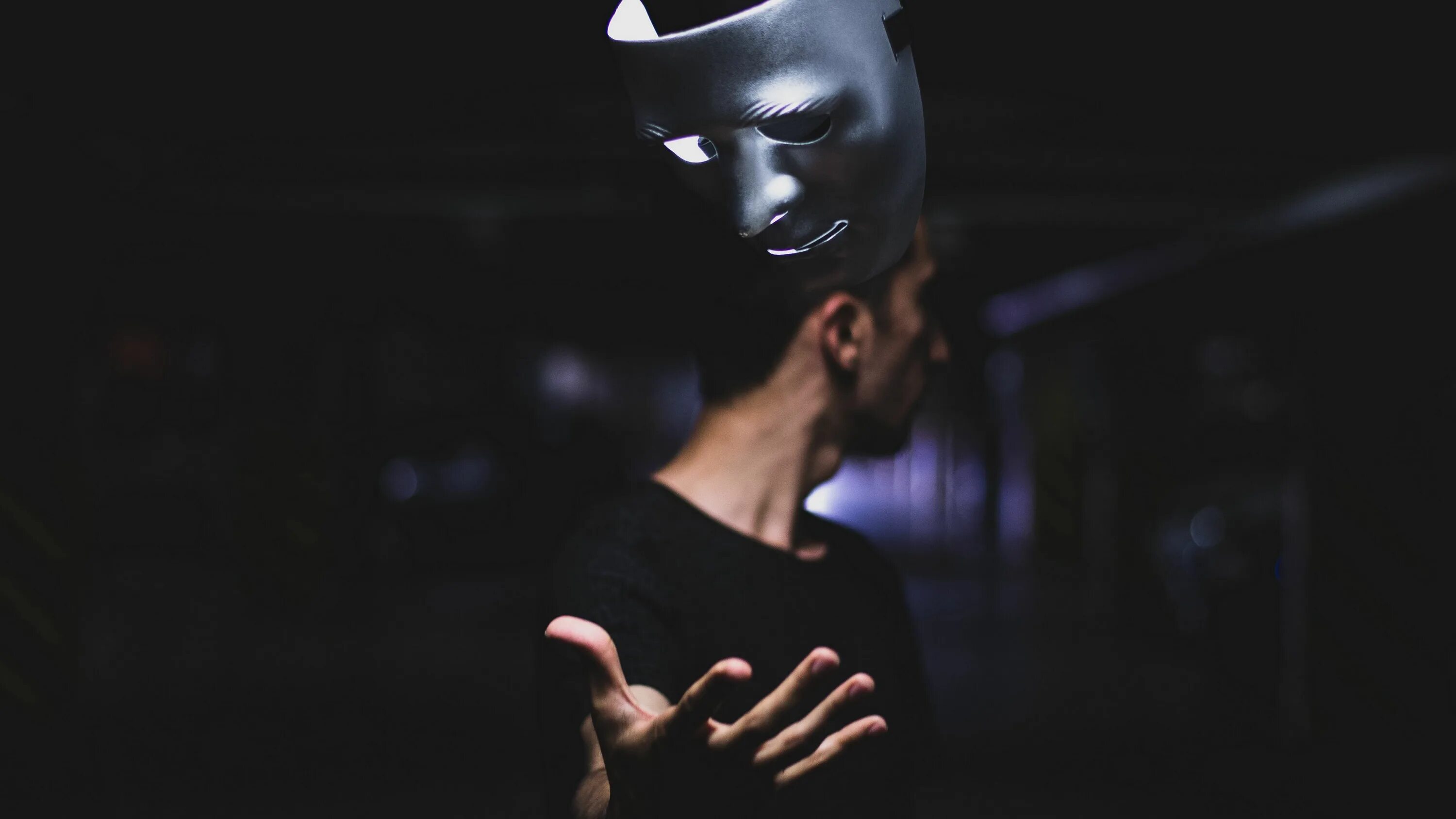 Маска 5 11 выпуск кто снимет маску. Человек в маске. Человек с маской в руках. Лицо под маской.