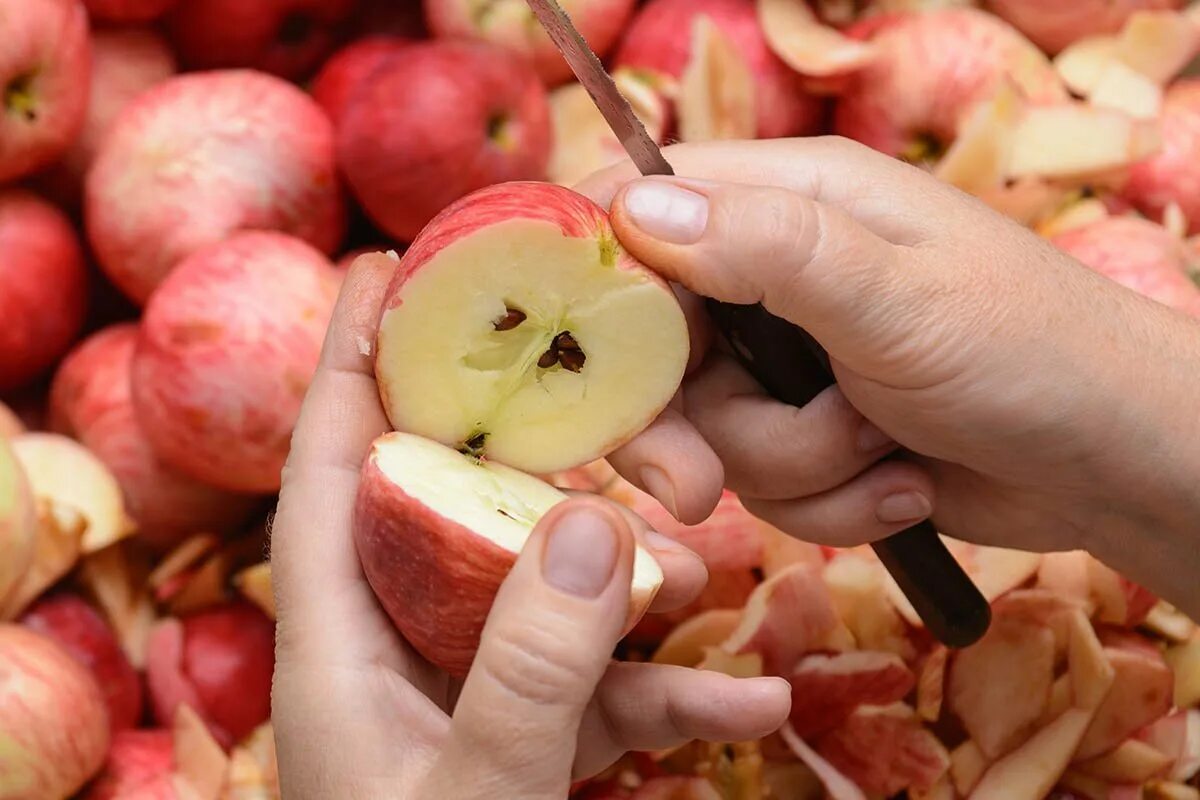 Нужно ли чистить яблоки. Яблочная кожура. Очищенное яблоко. Яблоки сахарка. Яблоки очищают от кожицы и семян.