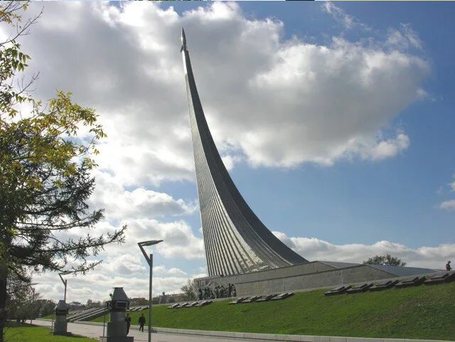Музей космонавтики москва памятник. Монумент покорителям космоса на вднх. Монумент покорителям космоса на вднх. Памятник-обелиск «покорителям космоса» — москва. Памятники покорителям космоса у вднх в москве.