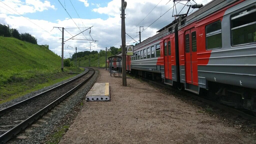 Просница сверху. Давка в поезде на перроне. Электричка братья комаровы вятские поляны. Электричка братья комаровы вятские поляны. Электричка вятские поляны.