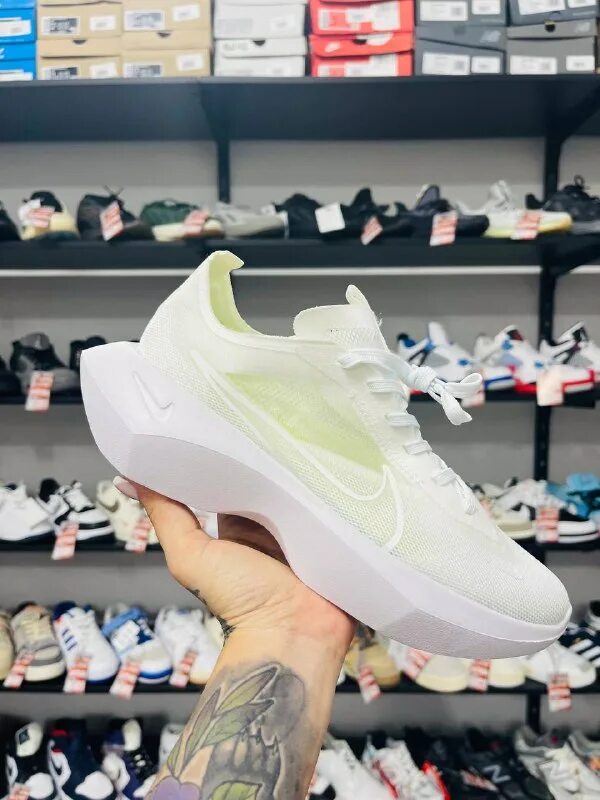 кроссовки магазин. выбор спортивной обуви. кроссовки магазин.