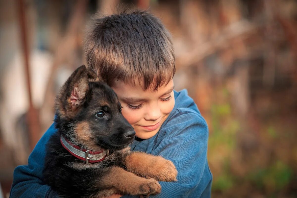 Мальчик держит собаку. О доброте. Доброта к животным. Доброта детей к животным. Добрые дети и животные.