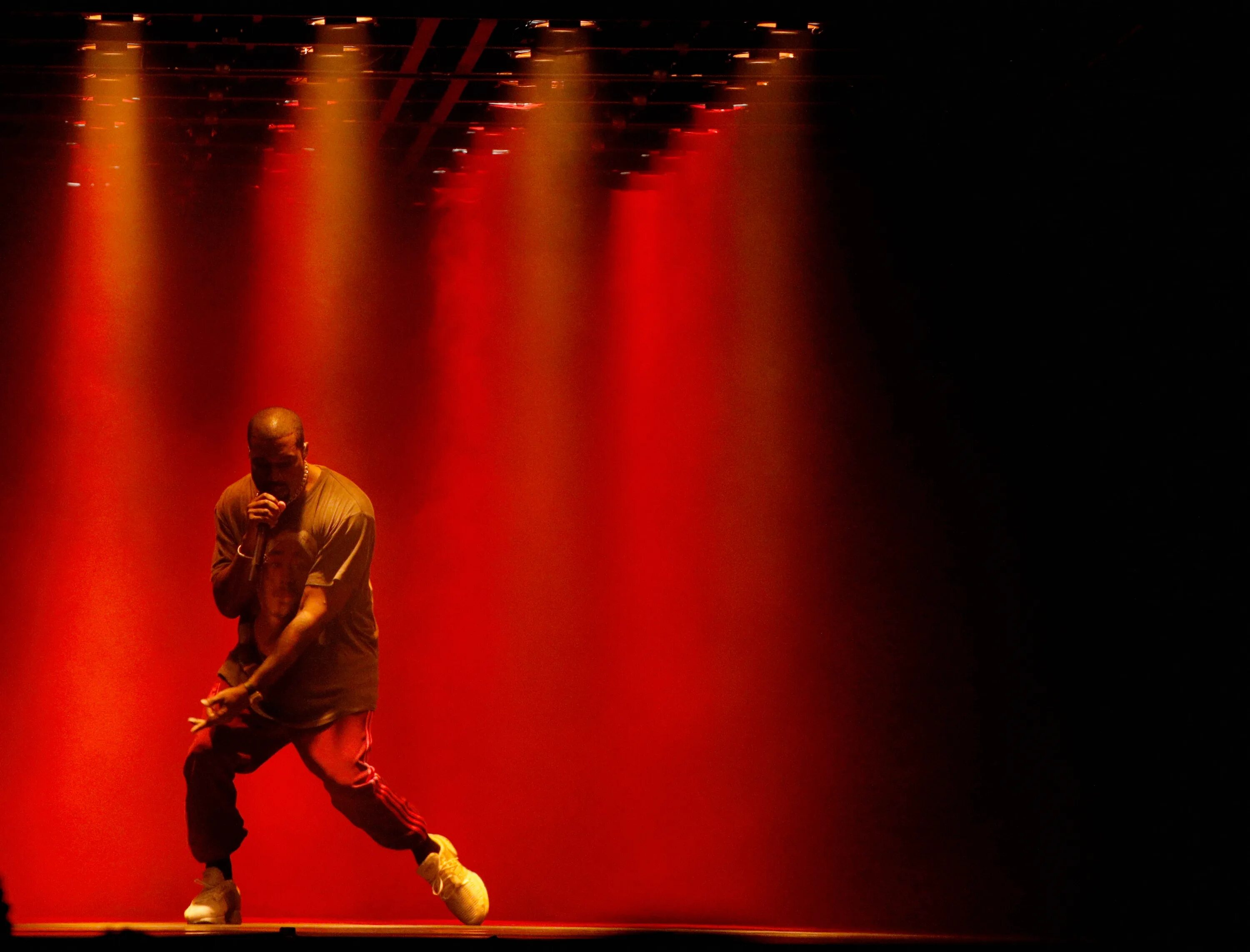Посвятить жизнь сцене. Kanye west concert. kanye west на сцене. канье уэст концерт. джеймс таррелл канье вест.