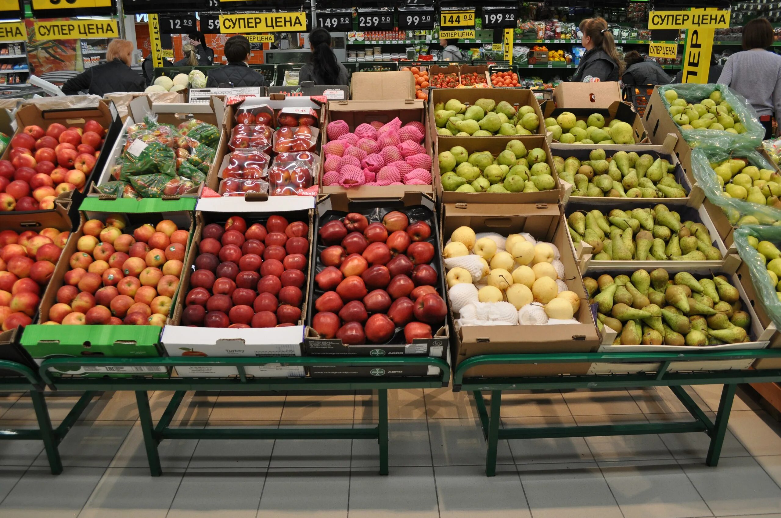 овощной рынок магазин. выкладка овощей и фруктов в магазине. супермаркет фрукты. супермаркет фрукты. витрина фрукты.
