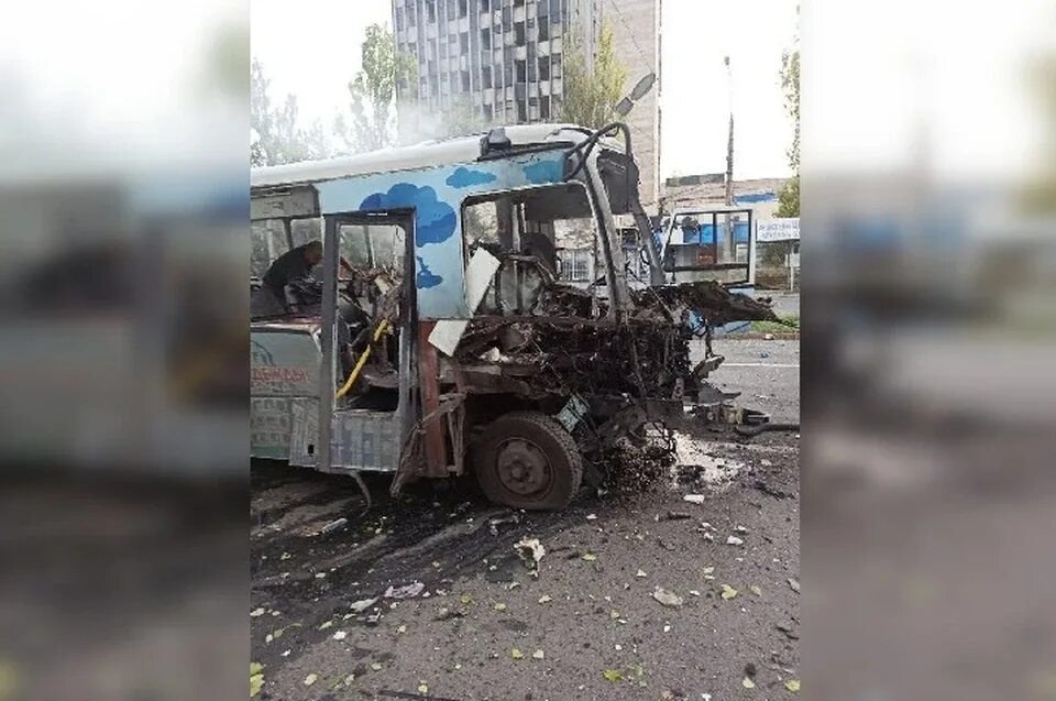 Обстрел автобуса в лисичанске. Обстрел донецка автобус. обстрелянный автобус в донецке. обстрел автовокзала в донецке.