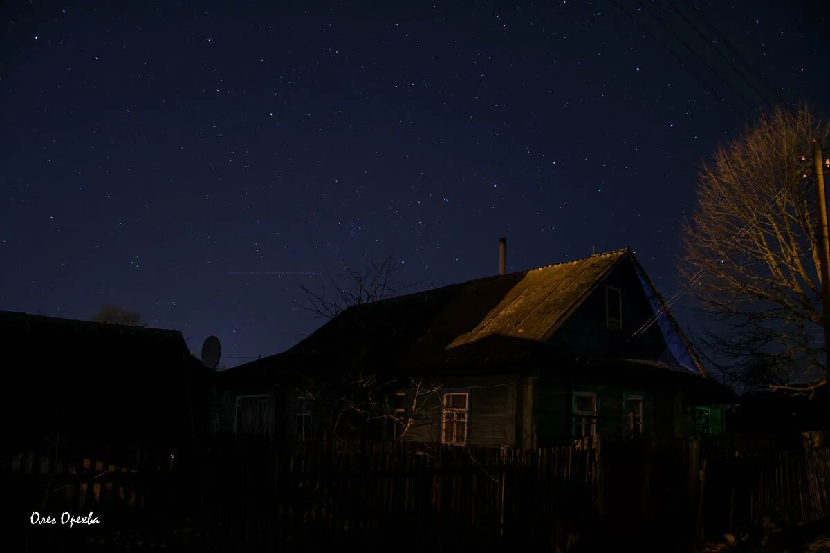 В деревне было темно. Ночь в деревне. Ночная деревня. Дерево ночью. Деревенский дом ночью.