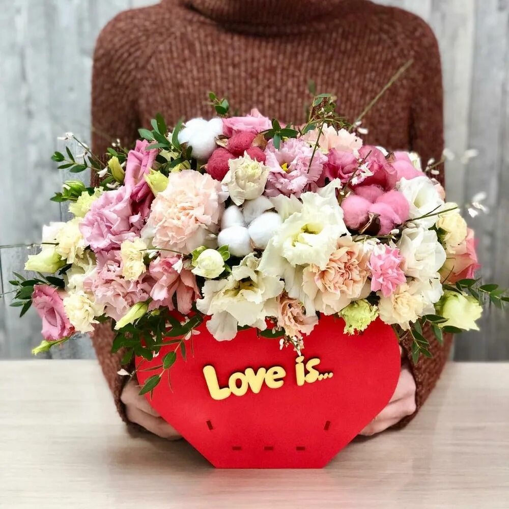 Сайт доставки flowwow. Love коробка из цветов. Букеты Love Flowers. Букеты в деревянном ящике сердечко. Цветы Лове в коробках.