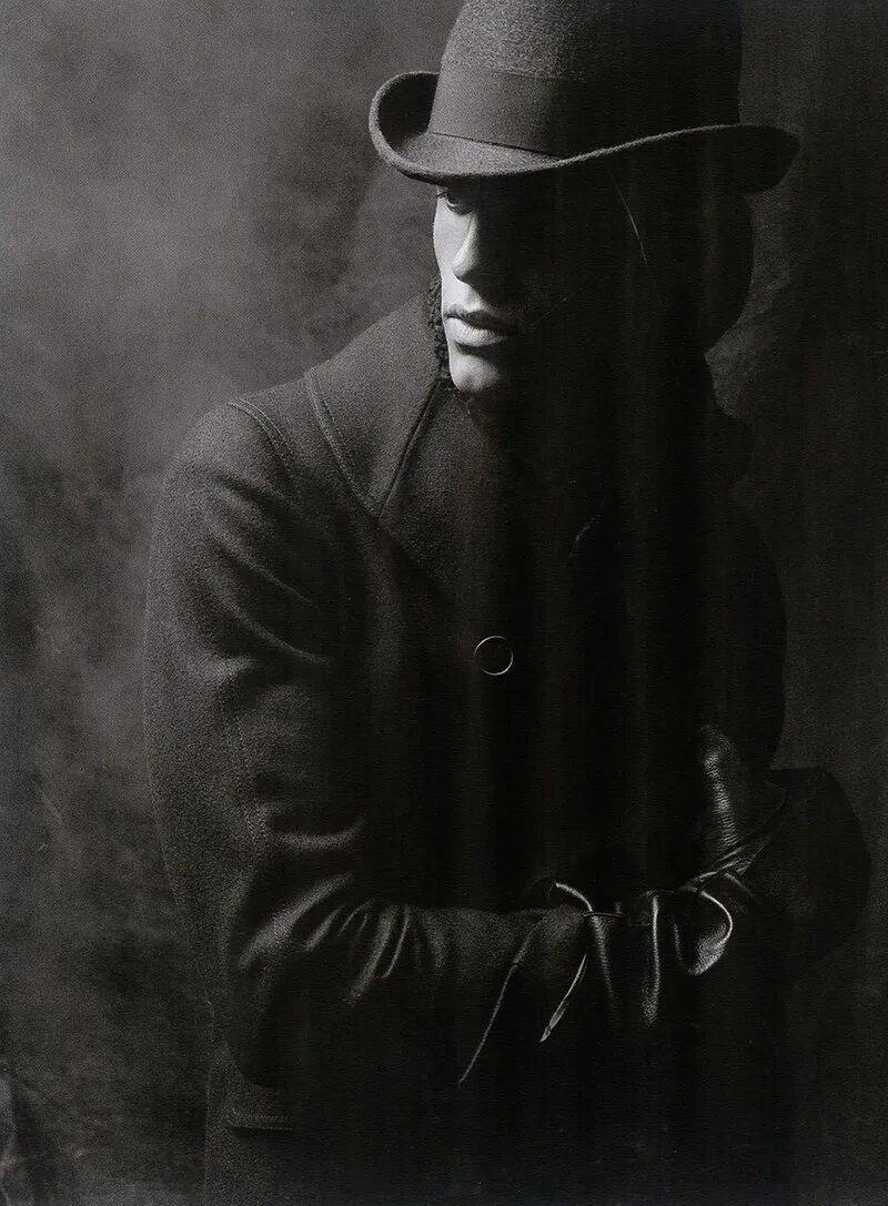 Красивый черный человек. «Человек в черной шляпе» Джона Беттса. Человек в плаще и шляпе. Мужчина в черном плаще и шляпе.