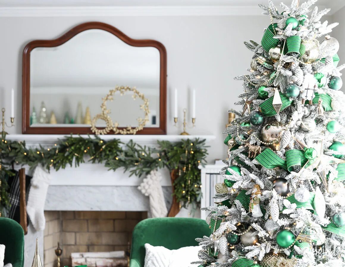 зеленая елка украшенная. новогодняя елка с зелеными шарами. украсить елку зелеными шарами фото. нарядить елку в золотом цвете. стильное украшение елки.