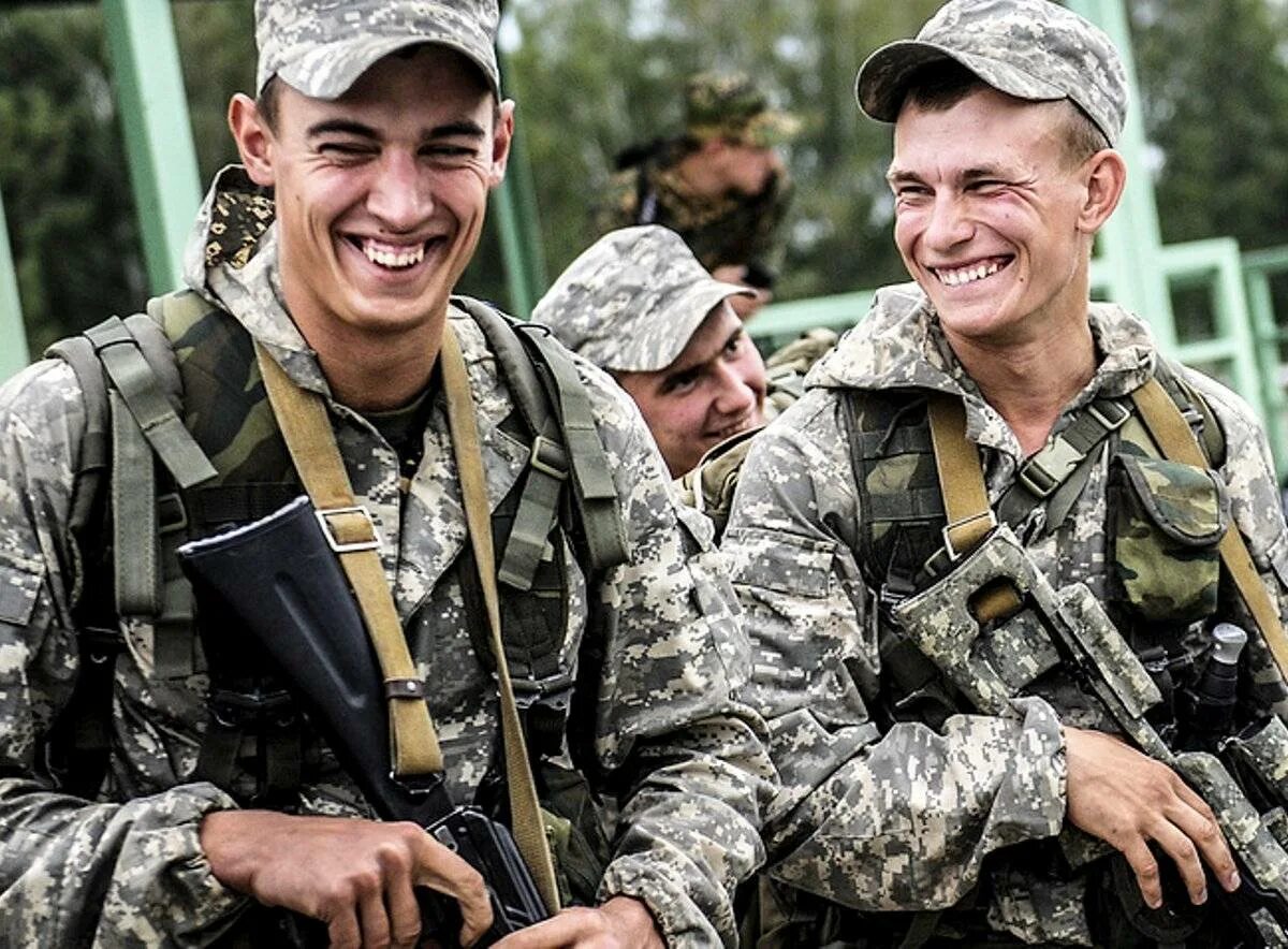 Военный друг. Военный улыбается. Русский солдат. Солдат улыбается. Армия.