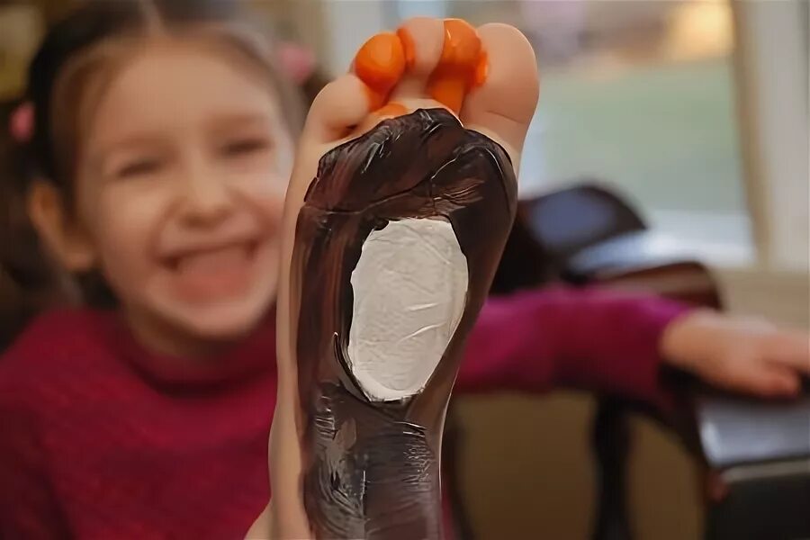 Дети foot Paint. Barefoot by Paint. Feet latex aquakey текст