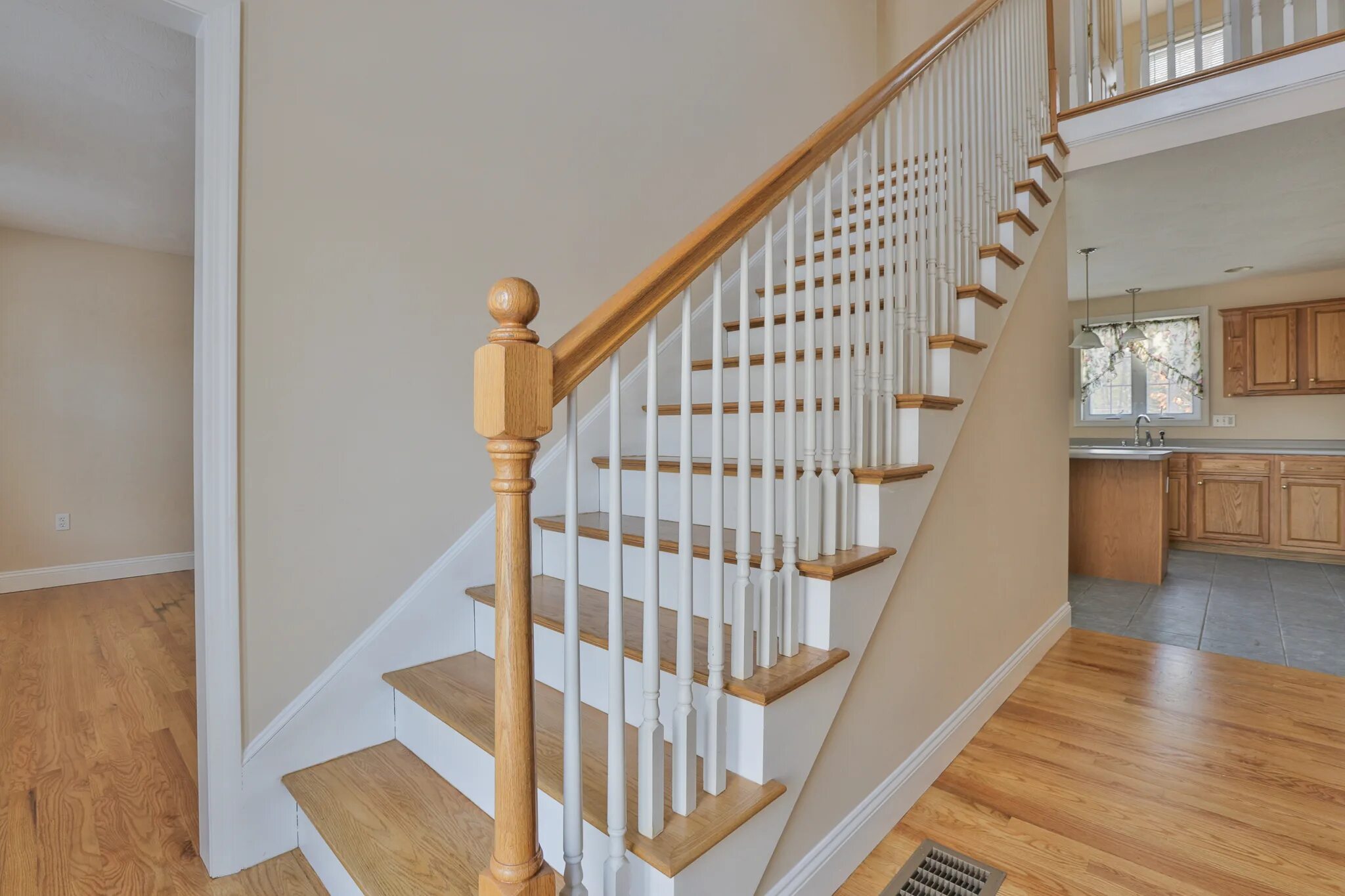 Отделка лестницы из бетона. Отделка бетонной лестницы. Отделка лестницы из бетона. Отделка лестницы. Отделка бетонной лестницы деревом.