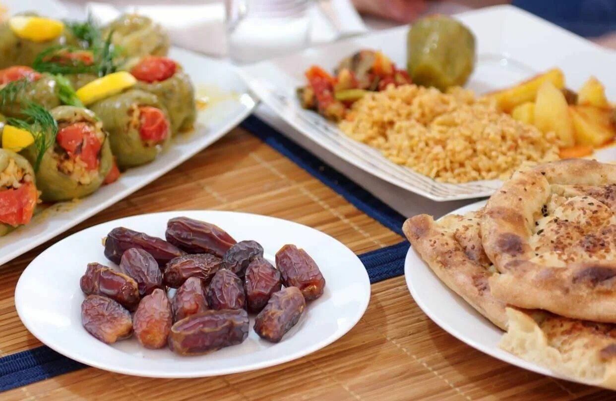 Сахур это. Рамазан ифтар еда. Блюда на Рамадан. Мусульманские блюда на праздничный стол. Еда блюда на ифтар.