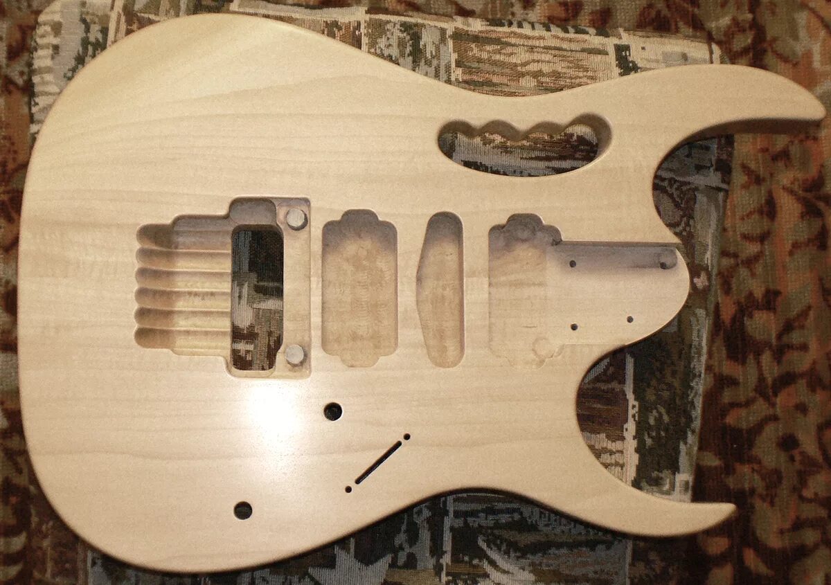 электрогитара из дуба. дека для электрогитары stratocaster. апгрейд гитары. дека электрической гитары. деки электрогитар.