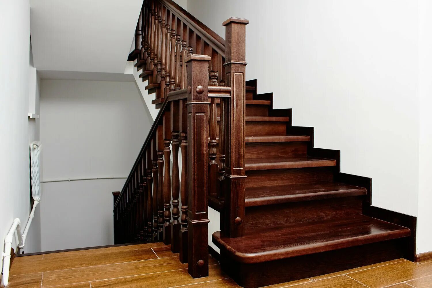 Лестницы где можно купить. Лестница классика. Лестницы из дуба силен. Начало классической лестницы из дерева. Лестницы и мебель производство из красного дерева.