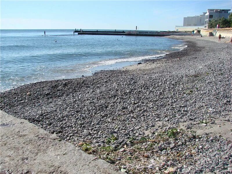 Озеро около берегов было засыпано ворохами желтых. Каменистый пляж в Одессе. Одесские пляжи с Галькой. Пляж Адлера засыпали камнями. Пляжи Одессы песок или галька.