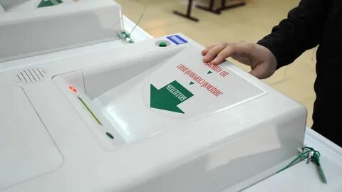 Емкость с прорезью для хранения избирательных бюллетеней