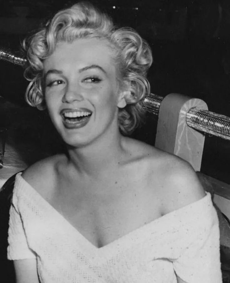 Мерлин монро в бигуди. Серьги мерлин монро. Мэрилин монро норма бейкер. Двойники мэрилин монро. Marilyn monroe.