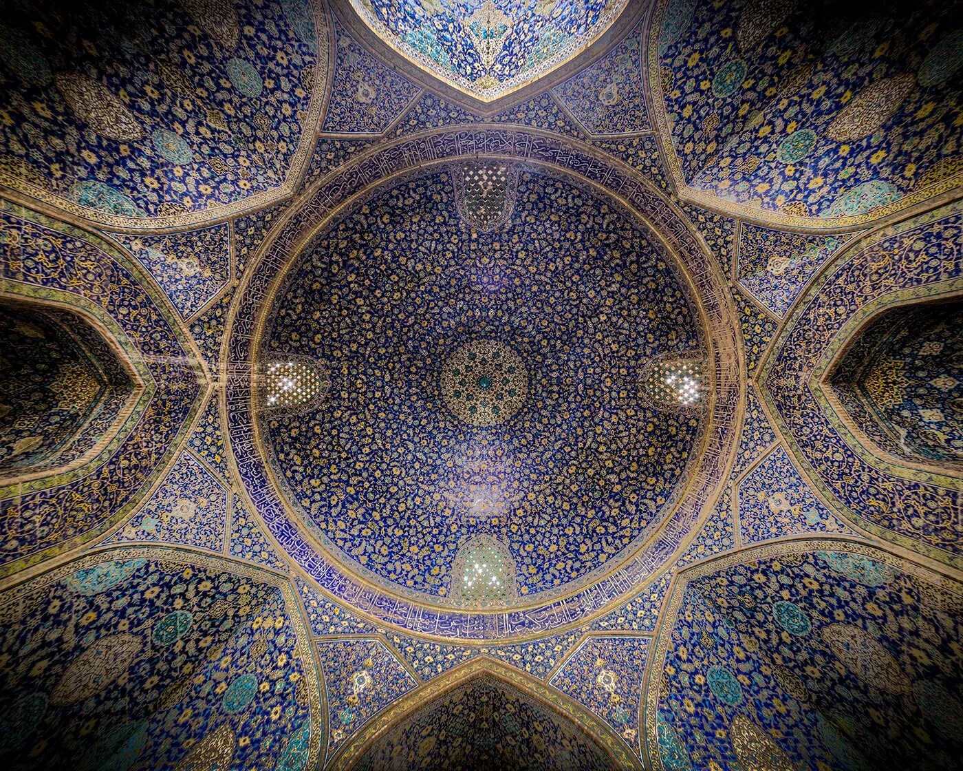 Мечеть Шах в Исфахане Иран. Мозаика орнамент мечеть имама Исфахан. Потолок шахской мечети в Исфахане, Иран. Мечеть имама в Исфахане.
