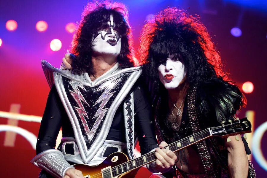 Эйс фрейли и пол стэнли. Kiss группа 1970. Группа кисс. Группа кисс концерт. Глэм рок группа kiss.