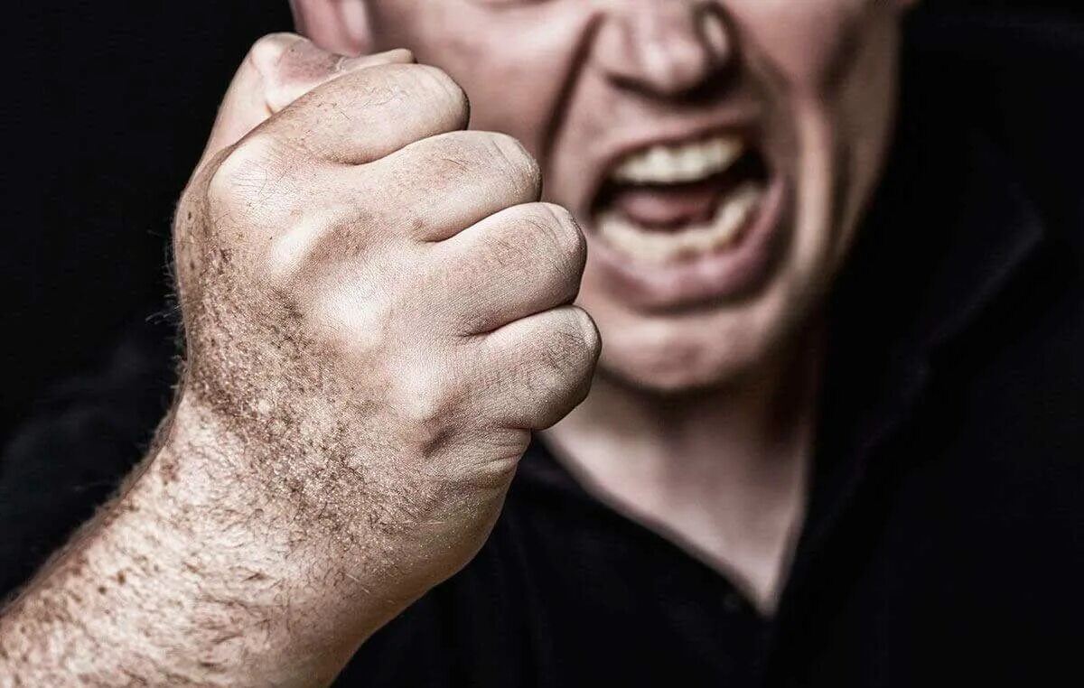 Мужской кулак. Мужик грозит кулаком. Угрожающий человек. Показывает кулак. Человек показывает кулак.