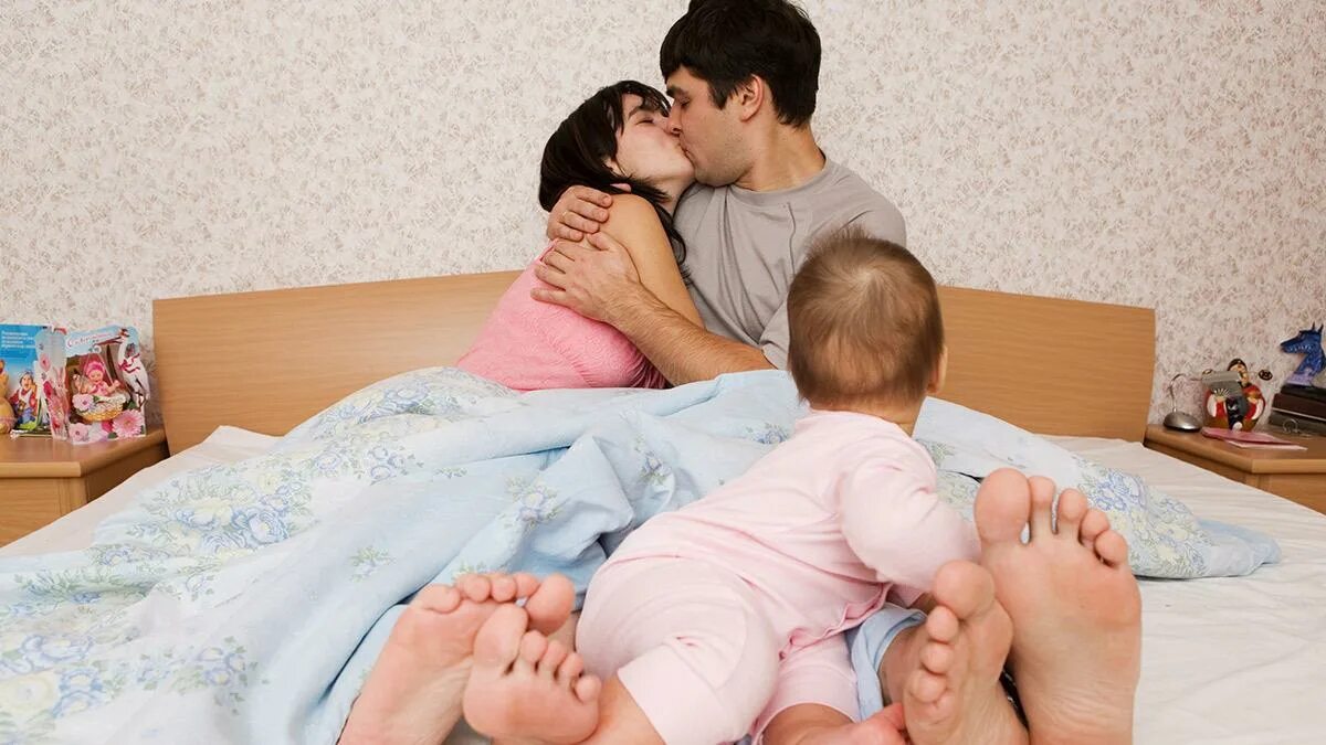 Дочка дает отцу. Родители в постели. Родители занимаются при ребенке. Застал родителей. Интимная жизнь родителей.