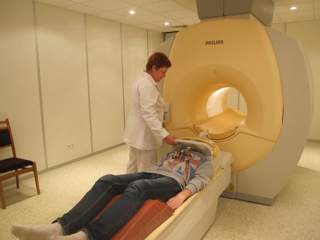 Где можно сделать мрт мозга. Кт позвоночника томограф. Мрт позвоночника. Кт спины томограф. Комп томография позвоночника.