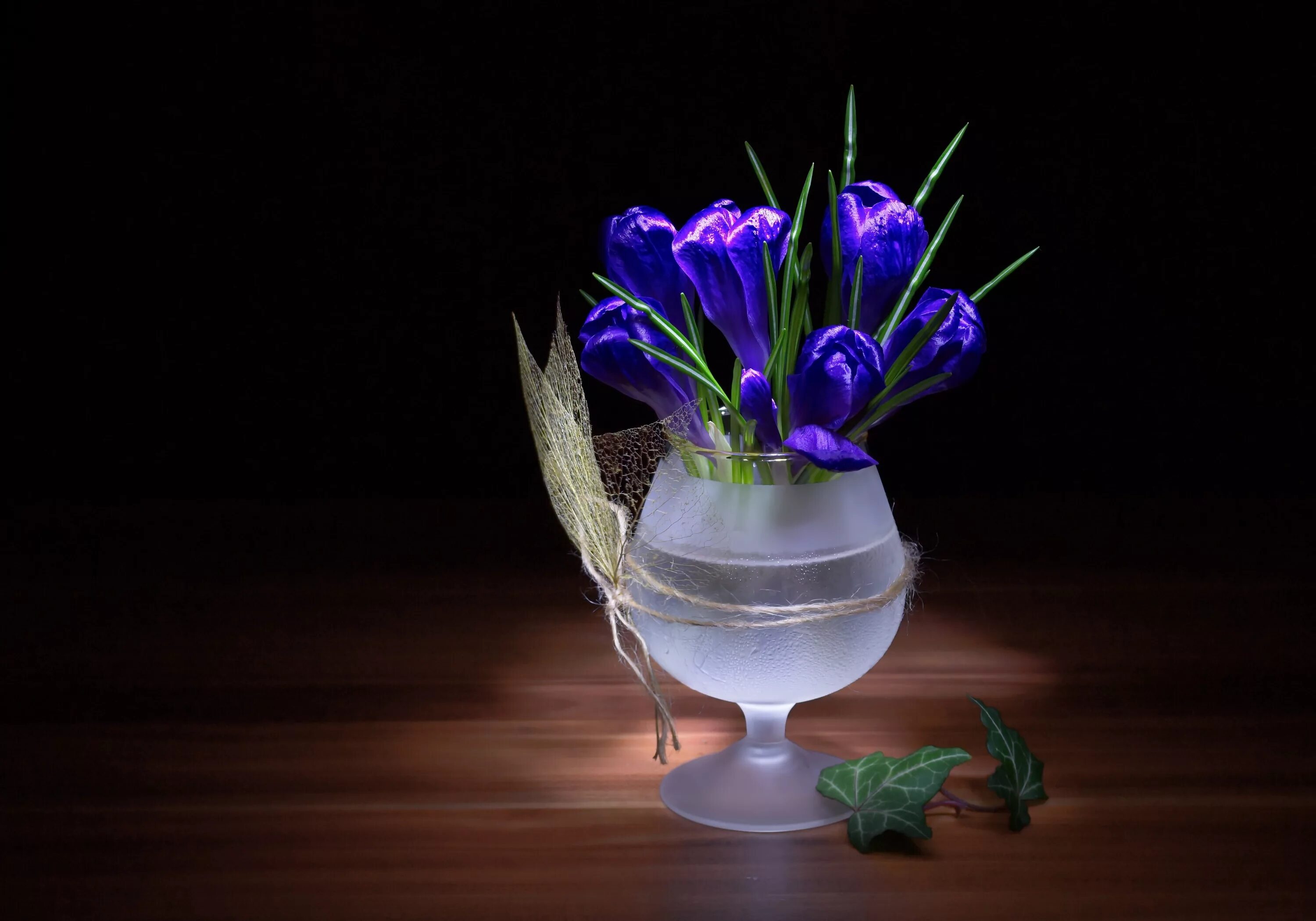 Цветы в вазе. Цветы в прозрачной вазе. Ваза с цветами на столе. Цветочки в вазочке. В черном тюльпане в стакане
