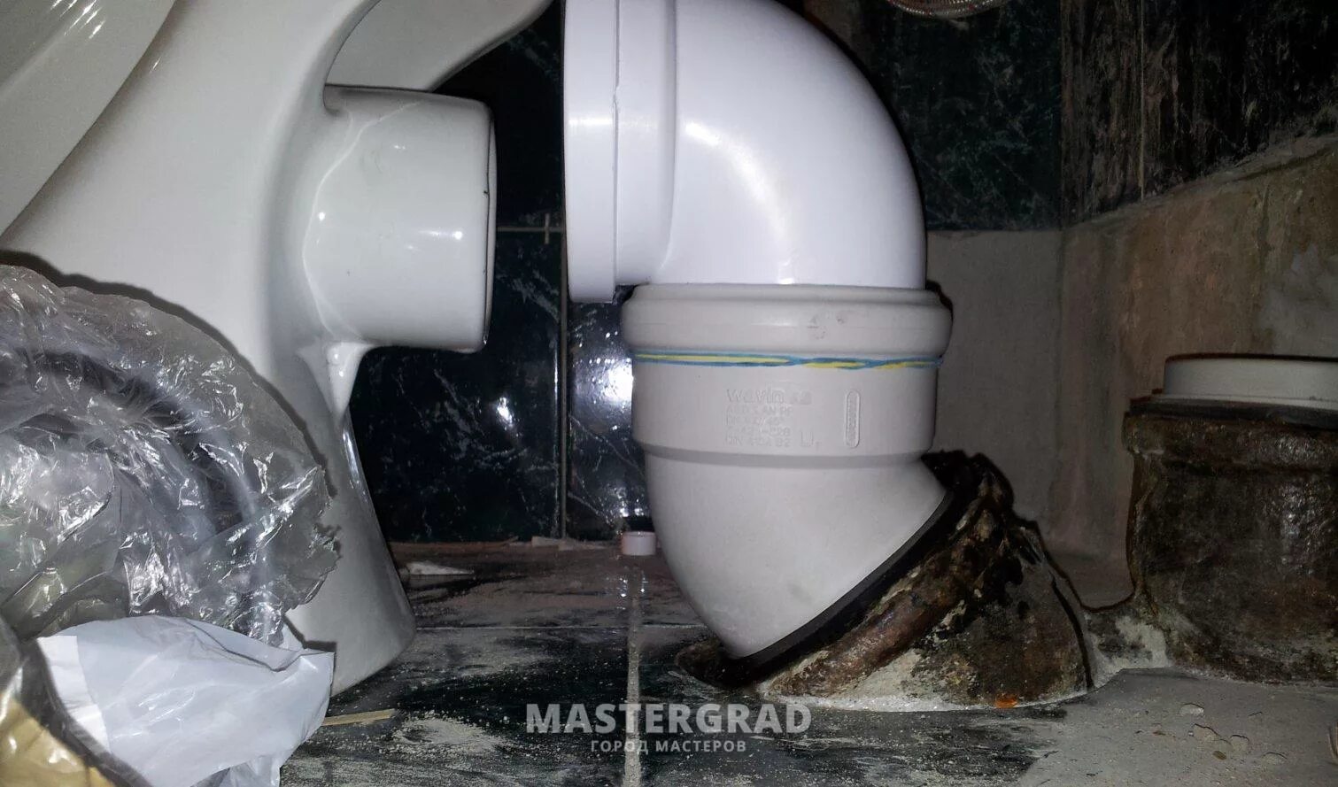 Унитаз тройник 110 прямой или под углом к канальи. Фановая труба для унитаза с косым выпуском. Подсоединить к чугунной канализации 110. Соединение унитаза с трубой. Фановая труба для унитаза с косым выпуском.