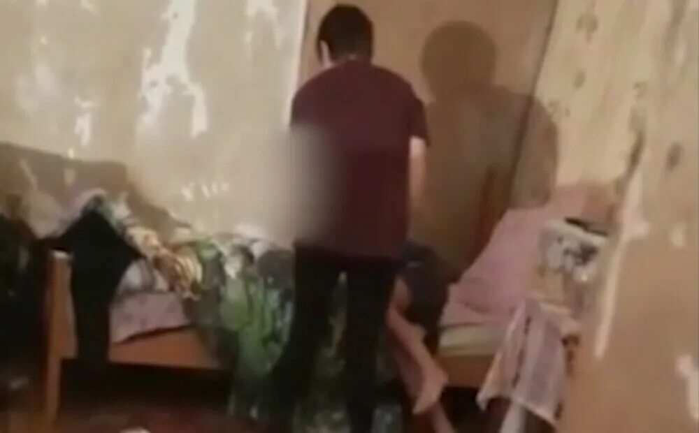 Сын издевается над сестрой. Мамы которые издевались над детьми. Мама избила сына на камеру. Сын издевается над сестрой. Сын издевается над сестрой.