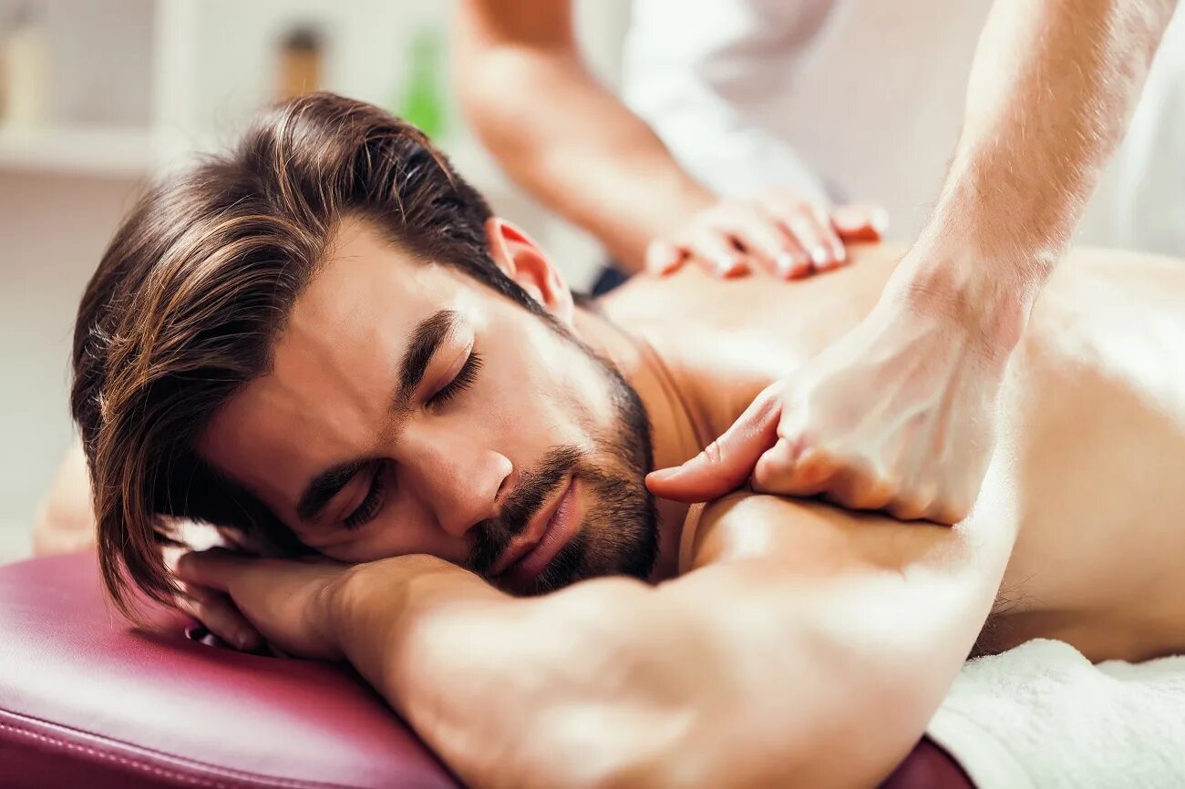 Massage guy. Мужской массаж. Спа для мужчин. Массаж спины мужчине. Спа массаж для мужчин.