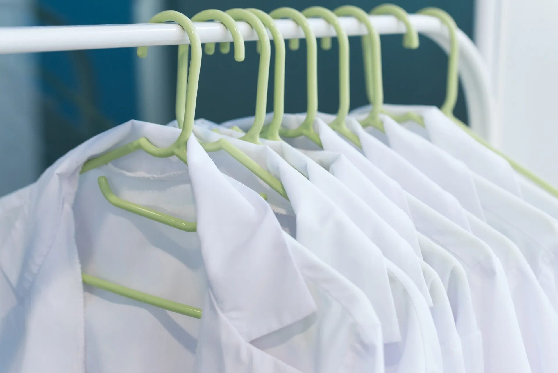 Стирка санитарной одежды осуществляется. Стирка загрязненной спецодежды. Хранение грязного белья в лпу. Медицинский халат. Медицинская одежда.