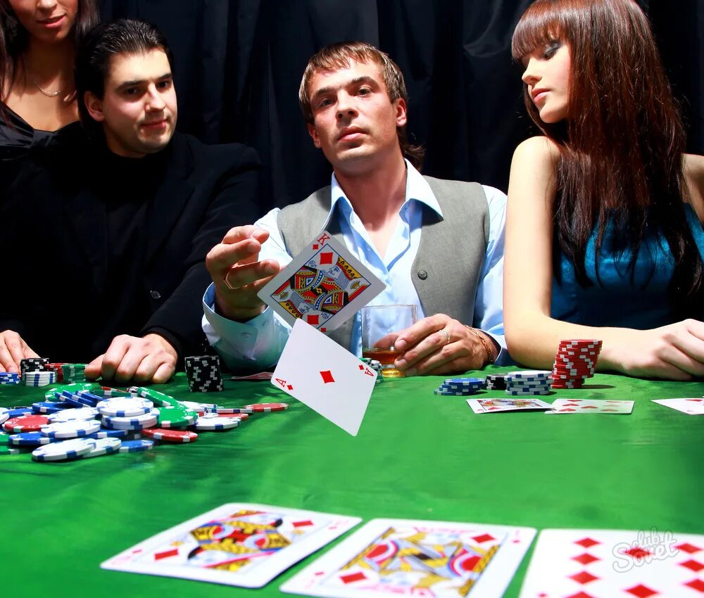 Покер. Игроки за покерным столом. Игра в Покер. Казино Покер.