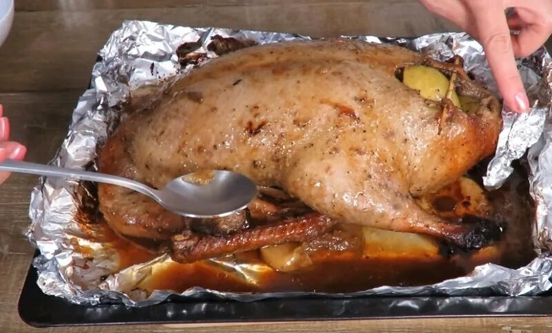 Как вкусно замариновать утку целиком. Запеченная утка в разрезе. утка замаринованная в духовке. утка в маринаде в духовке. утка замаринованная и запеченная в духовке целиком.